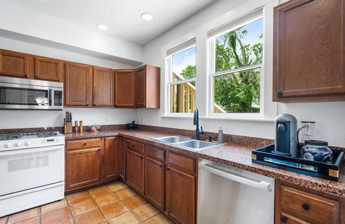 Downtown House | Jula Place-Walk downtown from old Florida glam!