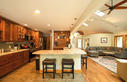 Raymond House | * JULY SPECIAL * Stunning and spacious waterfront home on Raymond Pond