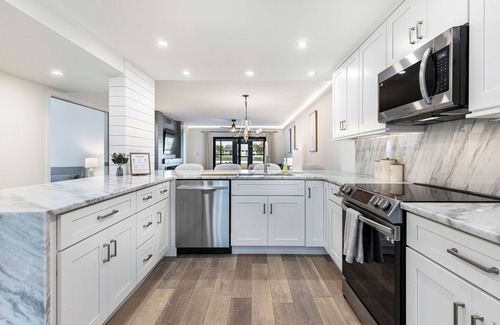 Iona Condo | June 2025 available! Condo with fire place at golf course community.