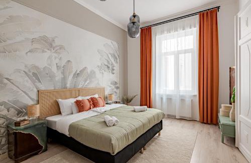 Belso-Ferencvaros Apartment | Jungle Aesthetics Downtown Apartman Aircon and Garage Parking Budapest