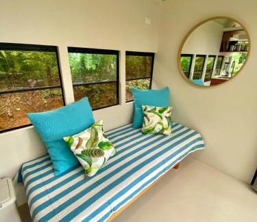 Savegre House | Jungle Bus, 5 min drive to PlayaLinda, 15 to Dominical, Wifi Starlink