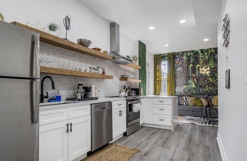 Downtown Baltimore Apartment | Jungle Dream Loft! 3 Bed/Wine/Balcony/Parking!