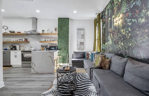 Downtown Baltimore Apartment | Jungle Dream Loft! 3 Bed/Wine/Balcony/Parking!