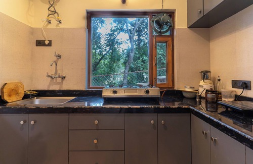 Kaul Villa | Jungle kinare 3-bedroom villa with WiFi in Sunder Khal by Homeyhuts