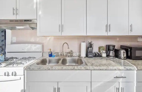 Westfield Apartment | Jungle Retreat! Parking/Yard/Wine/Firepit