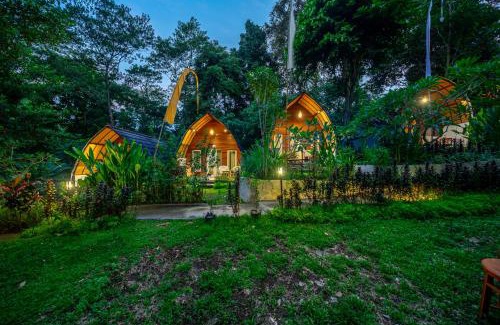 Singapadu Tengah Villa | Jungle River Villa for 10 - Pool, Yoga, Tubing Near Ubud