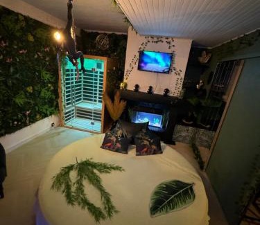 Vaulx En Velin Village Apartment | Jungle room - Lyon Est