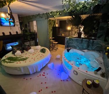 Vaulx En Velin Village Apartment | Jungle room - Lyon Est