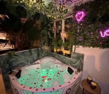 Vaulx En Velin Village Apartment | Jungle room - Lyon Est