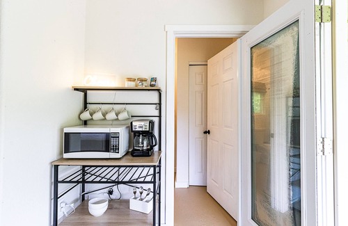 Keaau Cabin | Jungle Studio - Cute and Cozy w/Queen Bed, Wifi, Full Bathroom