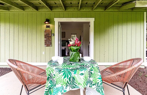 Keaau Cabin | Jungle Studio - Cute and Cozy w/Queen Bed, Wifi, Full Bathroom