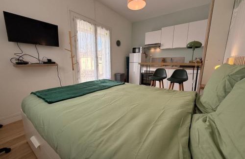 Montoir-de-Bretagne Apartment | Jungle Studio - Déco tropicale et confort moderne