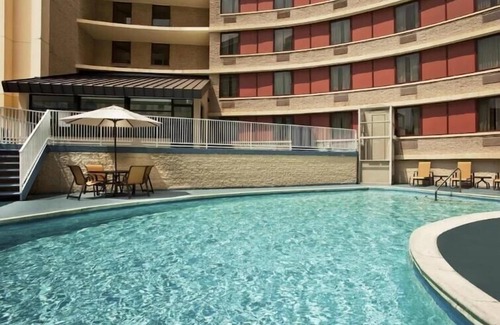 Downtown Apartment | Junior King Suite Near Headlines Hair Designer WDC