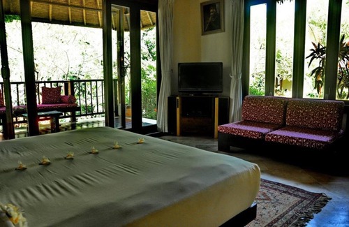 Celuk House | Junior Suite room in Sukawati, surrounded by lush gardens