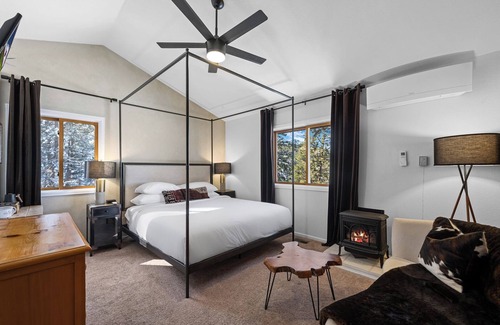 North Central Evergreen House | Juniper Lodge & Treehouses