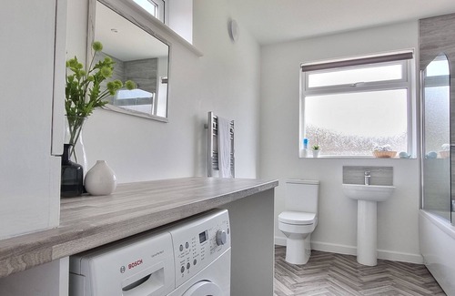 Southampton Apartment | Juniper Upstairs Apartment Sleeps 9