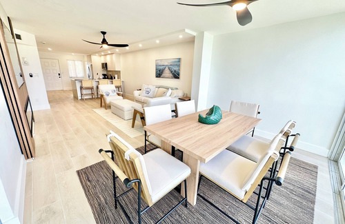 Jupiter Condo | JUPITER BEACH RETREAT WALK TO BEACH AND POOL!