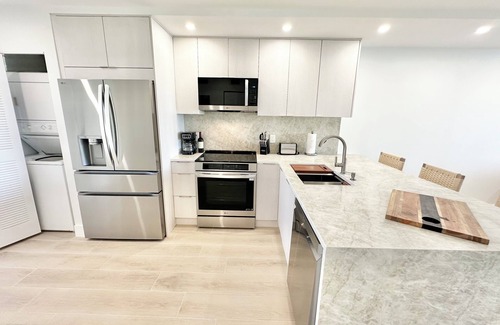 Jupiter Condo | JUPITER BEACH RETREAT WALK TO BEACH AND POOL!