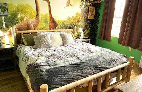 Hancock Apartment | Jurassic Dino Suite Jiminy-Must See Sleeps 4