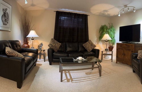 Drumheller House | Jurassic Suites n3-bedroom house in Drumheller. Best location in town.