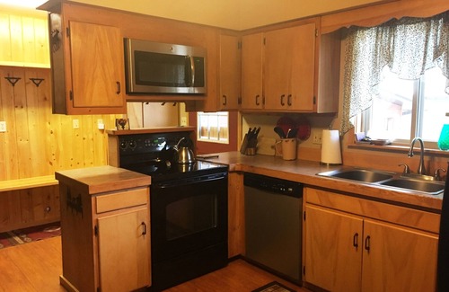 West Yellowstone House | Just a minute from Yellowstone! Family sized home w/deck Book Now for Summer!