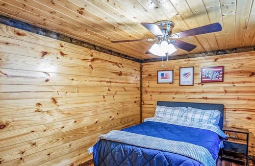 Quitman Cabin | Just a short walk away from a beautiful lake w/ room for up to six guests!