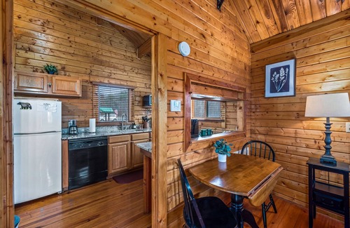 Mentone Cabin | Just Bluffin’ at Mentone-Hot tub for two w/brow views!