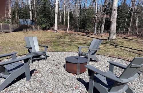 The Glade House | Just minutes to the beach with a hot tub and fire pit!