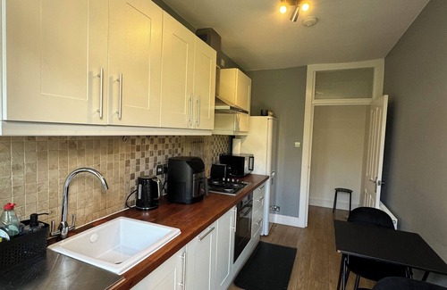Brownswood Apartment | Just opposite Finsbury Park, London. 2 minute walk to underground train station