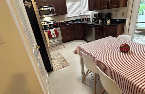 Woodlake Trails House | Just Outside of Austin.Quiet, Serene 3 bedroom+ with Pool & Pond