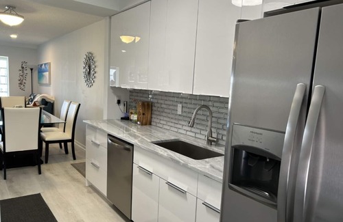 Jog Road Condo | JUST PACK YOUR SWIMSUITS! 12 min to Beach!Pool &hot tub! Beautiful,Updated Condo