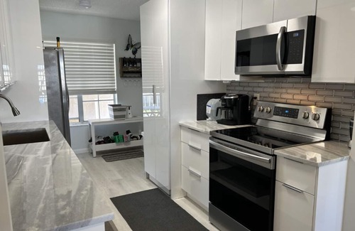 Jog Road Condo | JUST PACK YOUR SWIMSUITS! 12 min to Beach!Pool &hot tub! Beautiful,Updated Condo