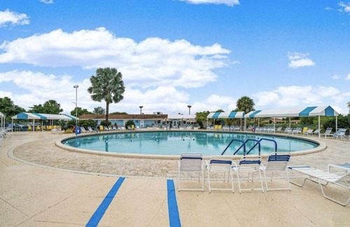 Jog Road Condo | JUST PACK YOUR SWIMSUITS! 12 min to Beach!Pool &hot tub! Beautiful,Updated Condo