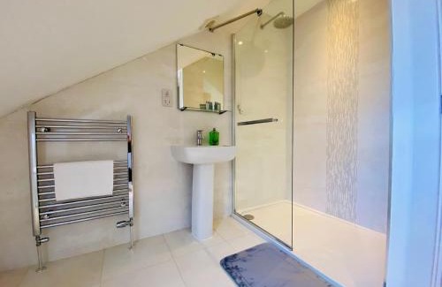 Bisley House | Just £45pppn! Prime Comfort for Contractors with Spacious Parking, Plush Beds, Top-notch Amenities, Flexible Stays & Lightning-Fast Internet