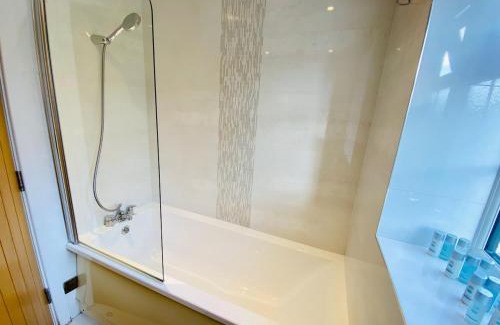 Bisley House | Just £45pppn! Prime Comfort for Contractors with Spacious Parking, Plush Beds, Top-notch Amenities, Flexible Stays & Lightning-Fast Internet