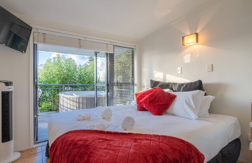 Palm Beach Cottage | JUST RENOVATED - Privacy,DbleKayak,Wifi SKYTV SPA and (Car?)