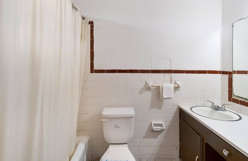 Beeville House | Just What You Were Looking For! 3 Comfortable Units, Pets Allowed