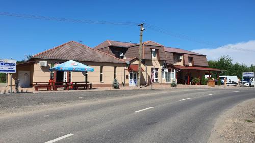 Dombrad Bed & Breakfast | Kék Lagúna Panzió