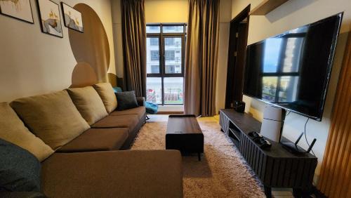 Penampang Apartment | K-Avenue with PS5 and Pool View by JH Project