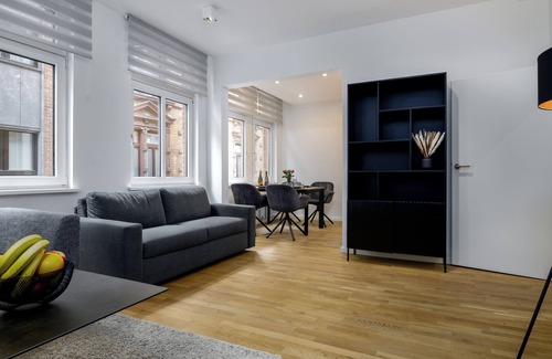 Mitte Apartment | K&M: High End Luxus Zentral Mit Arbeitsplatz