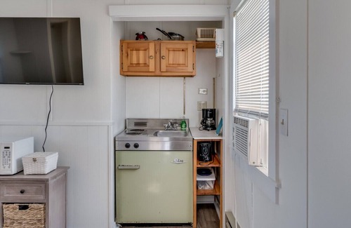 Clayton Apartment | K's Motel with Stunning St. Lawrence River Views - Room 2