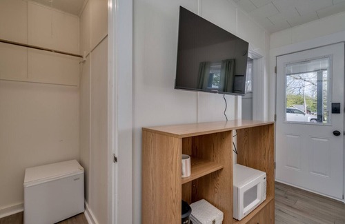 Clayton Apartment | K's Motel with Stunning St. Lawrence River Views - Room 4