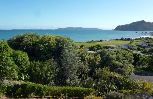 Rings Beach Cottage | K West - Kuaotunu Holiday Home
