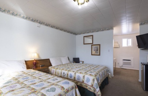 Frontier House | KABINO: Fossil Butte Motel #07 King A/C Mini Fridge Microwave Cable Wifi