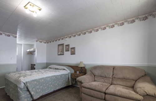 Frontier House | KABINO: Fossil Butte Motel #14 King A/C Mini Fridge Microwave Cable Wifi