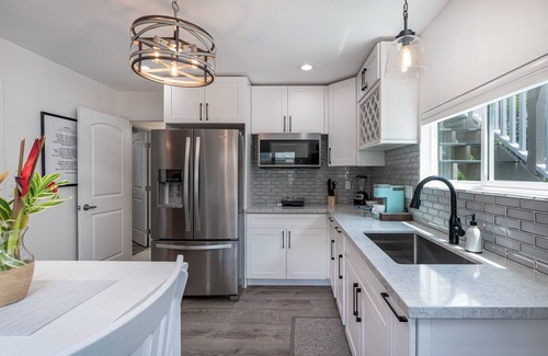 Kailua House | Kailua Beach/Lanikai LUX apartment w/Ocean Views from Rooftop Sun Deck