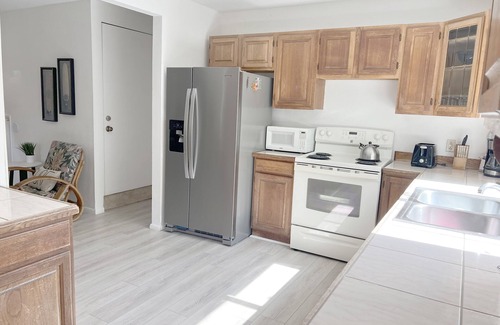 Kailua Apartment | Kailua Private Place in Paradise. Sleeps 2 to 4! Full Kitchen, AC, lanai w/BBQ