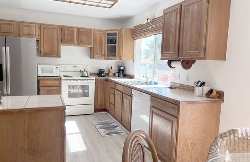 Kailua Apartment | Kailua Private Place in Paradise. Sleeps 2 to 4! Full Kitchen, AC, lanai w/BBQ