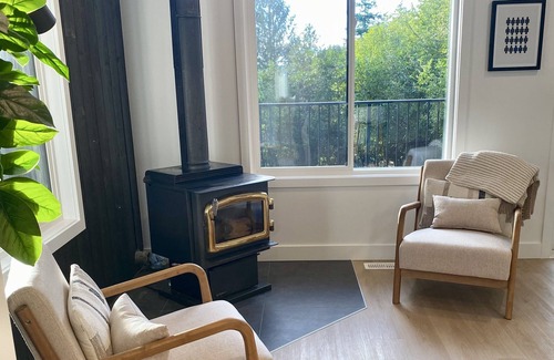 Irvines Landing House | Kammerle Cabin - Beautifully renovated house in Garden Bay, BC!