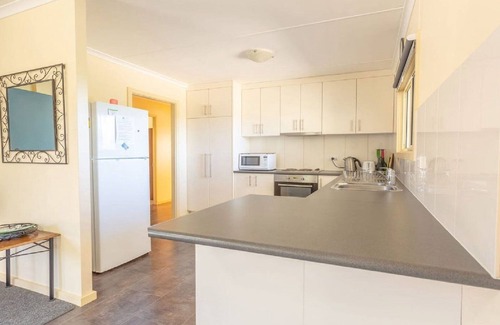 Lake Wangary House | Kangaroo Hollow - Comfortable, Spacious and Affordable